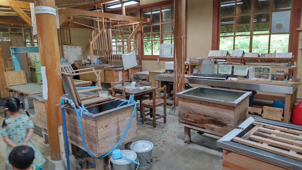 紙漉き体験工房の中の様子