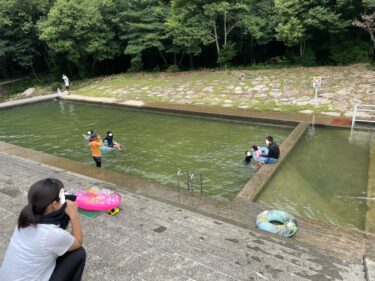 【鳴滝砂防親水プール】メダカも見つかる天然の川のプール【山口県山口市小鯖】