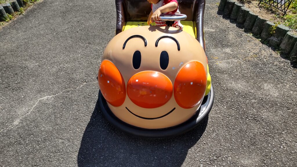 サファリランドのゆうえんちのあんぱんぱんの車