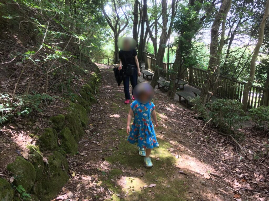 やまぐちフラワーランドの散策道を歩く親子