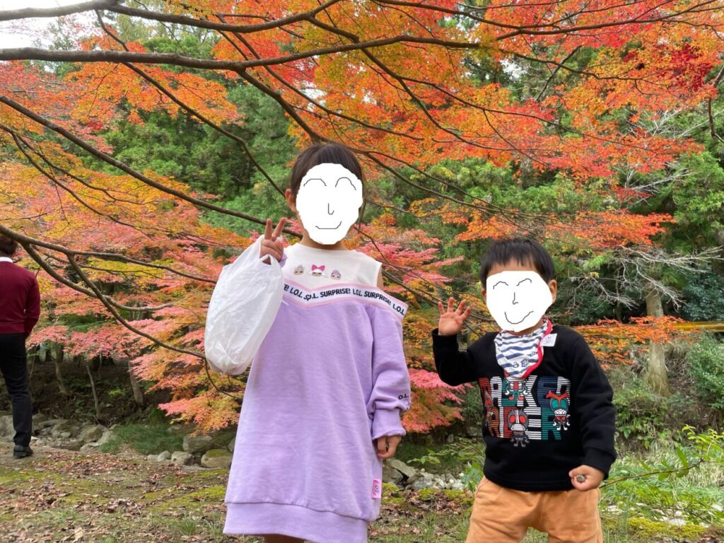 大寧寺の紅葉で遊ぶ子供たち