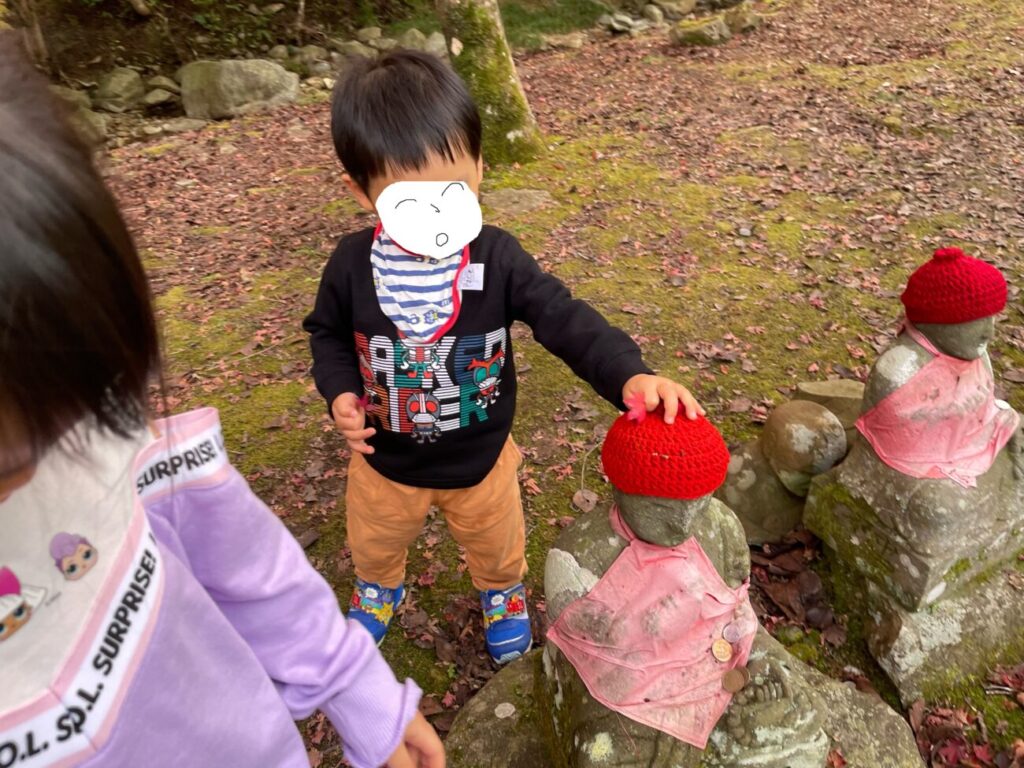 大寧寺の紅葉とお地蔵様をなでるこどもたち
