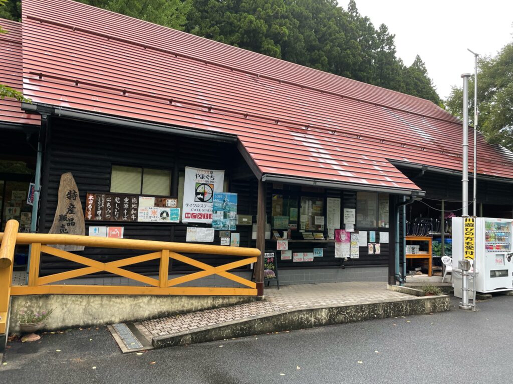 ふれあいパーク大原湖キャンプ場の管理棟、受付、売店