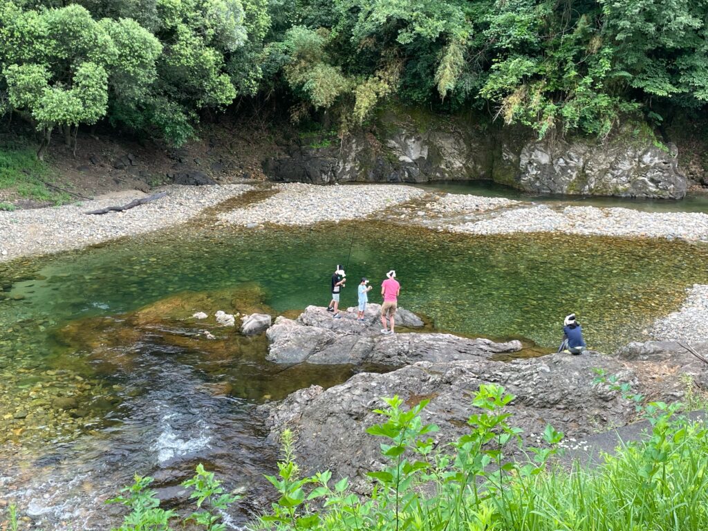 ふれあいパーク大原湖で釣りをするこども