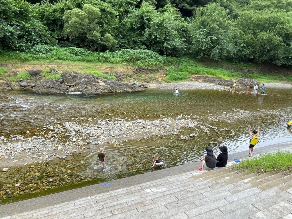 ふれあいパーク大原湖のオートサイト横の川で泳ぐ子供達