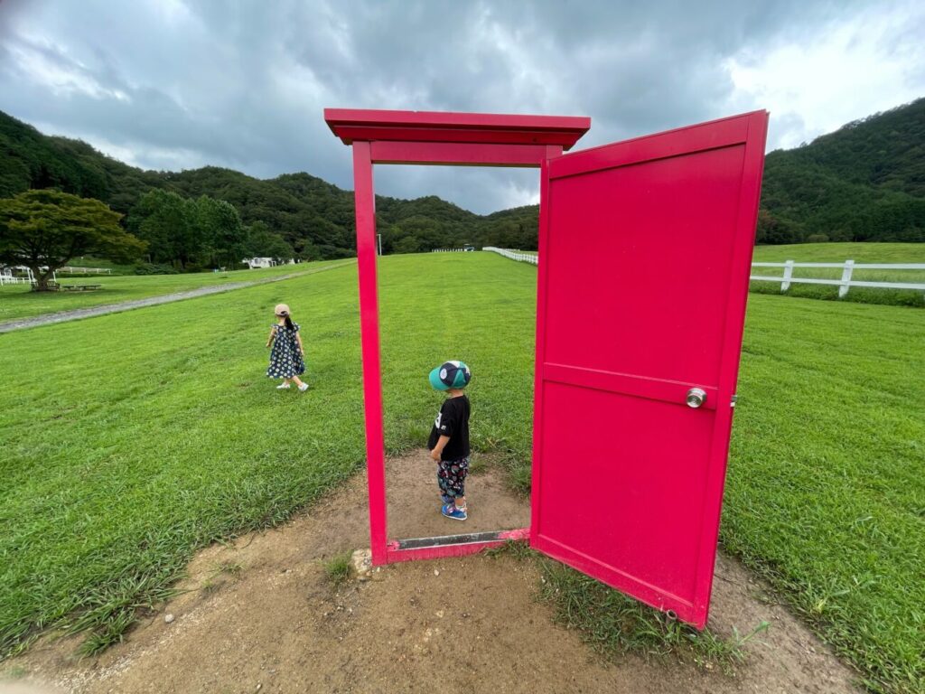 船方農場の赤いどこでもドアで遊ぶこどもたち