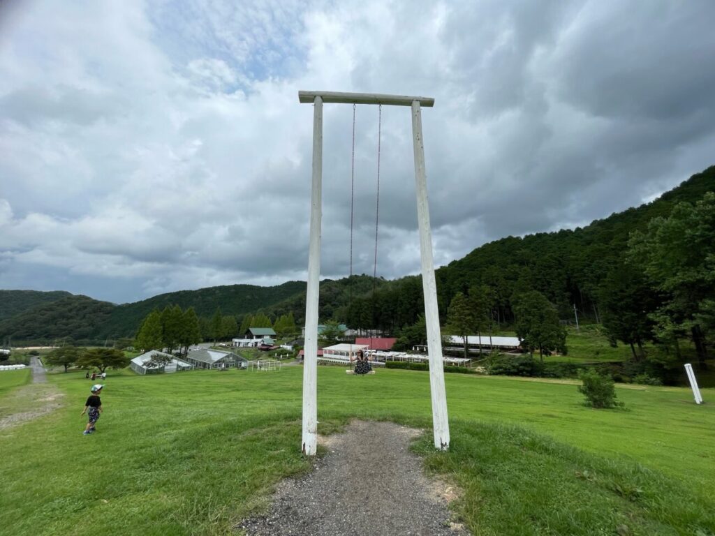 船方農場の巨大ブランコで遊ぶ子供達