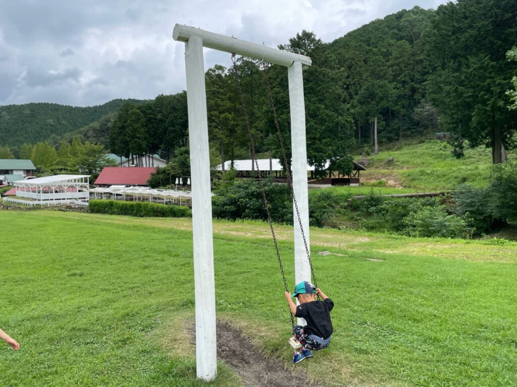 船方農場の小さいブランコで遊ぶ子供