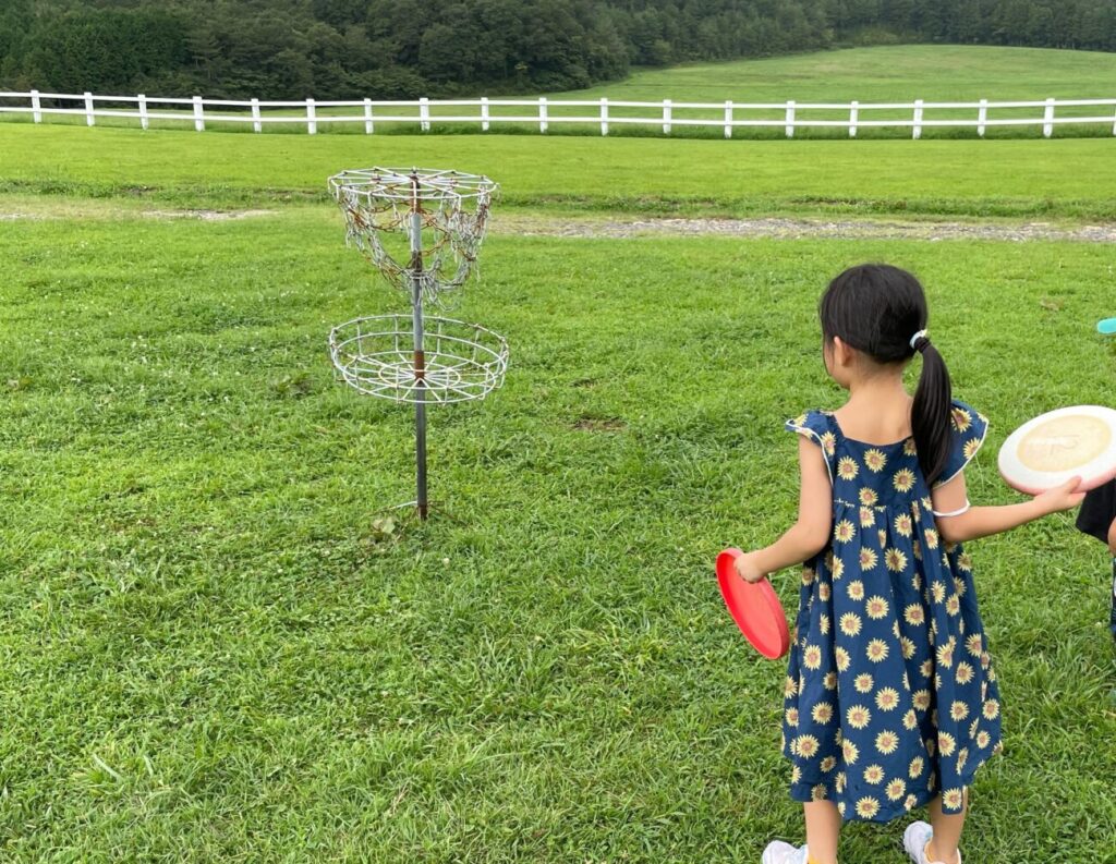 船方農場のフリスビーで遊ぶ子供たち