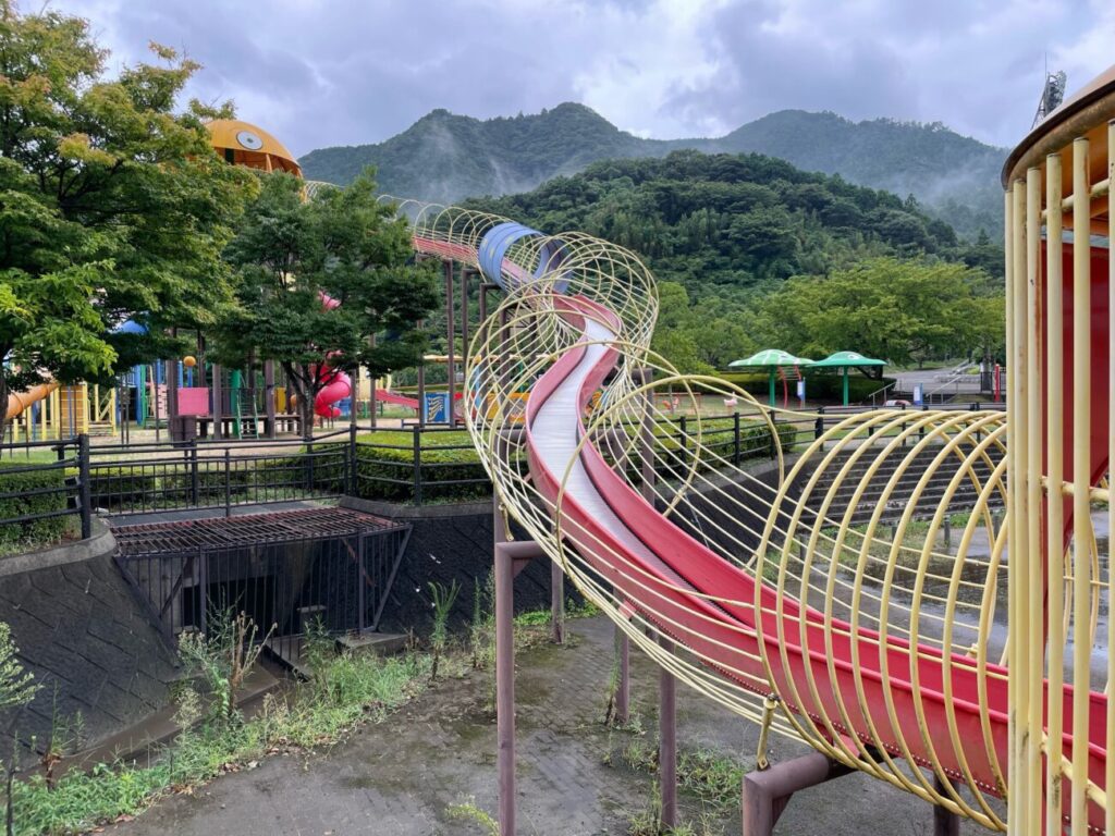 萩市の夏みかんランドのローラー滑り台