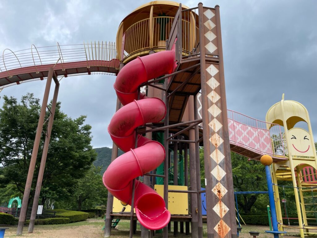 萩市の夏みかんランドのらせん滑り台