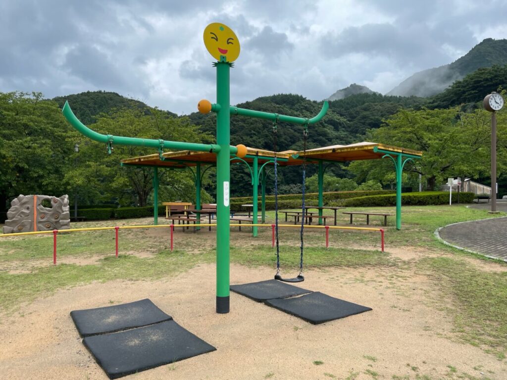 萩市の夏みかんランドのブランコ