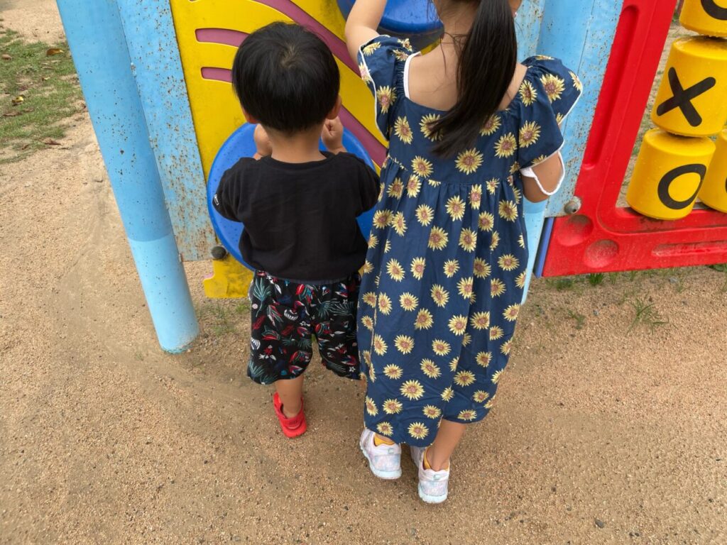 萩市の夏みかんランドの遊具で遊ぶ子供