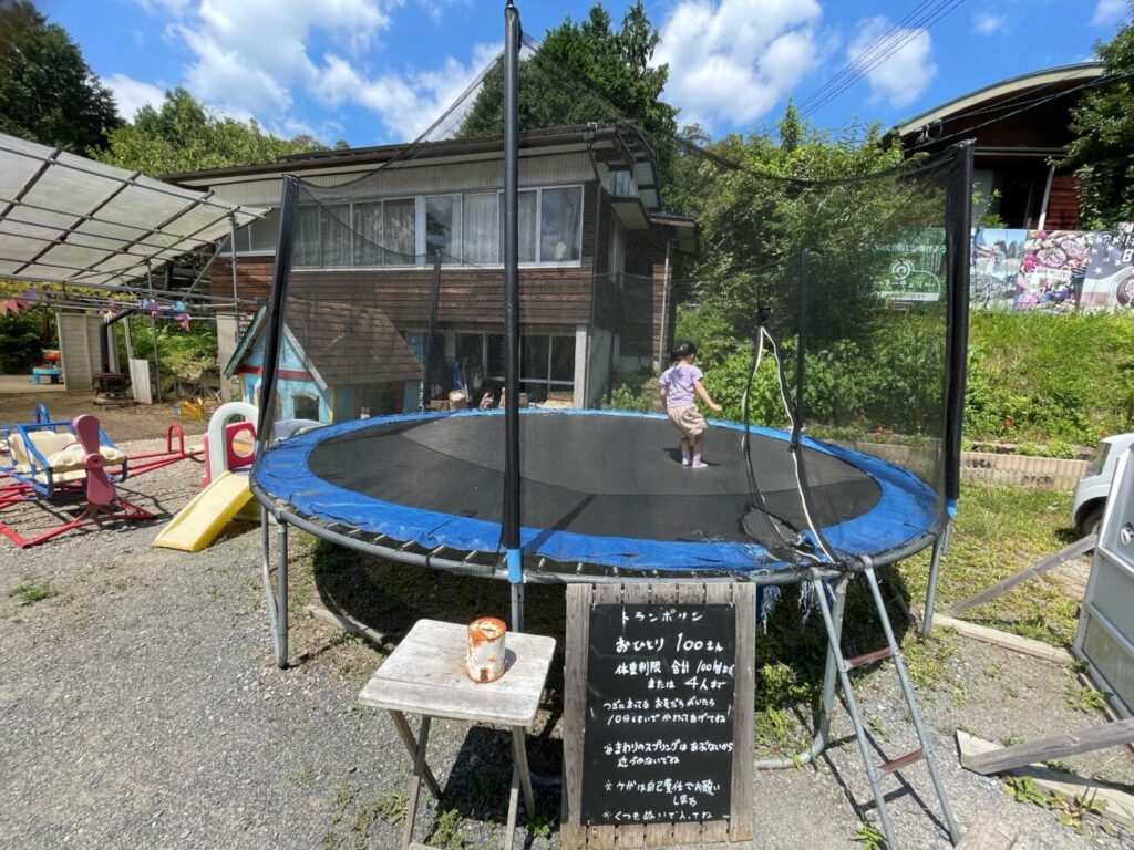 福田フルーツパークのトランポリンで遊ぶ子供