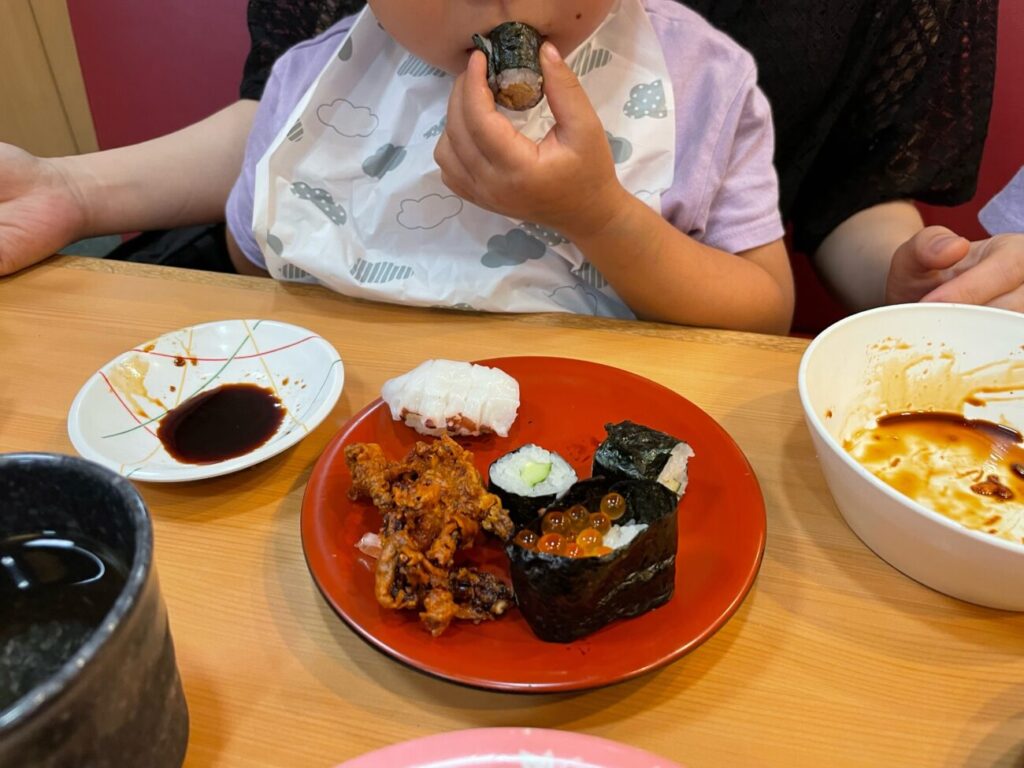 しらき寿しでお寿司をたくさん食べる子供