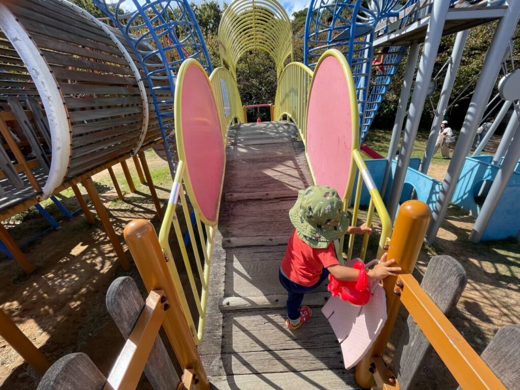 リフレッシュパーク豊浦の複合遊具をのぼる子供