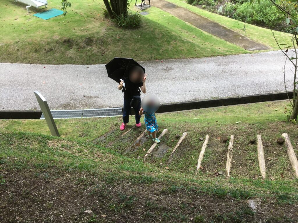 やまぐちフラワーランドの散策道を歩く親子