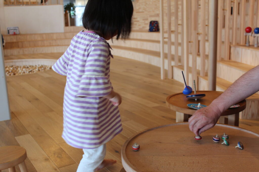 長門おもちゃ美術館のこまで遊ぶ子供