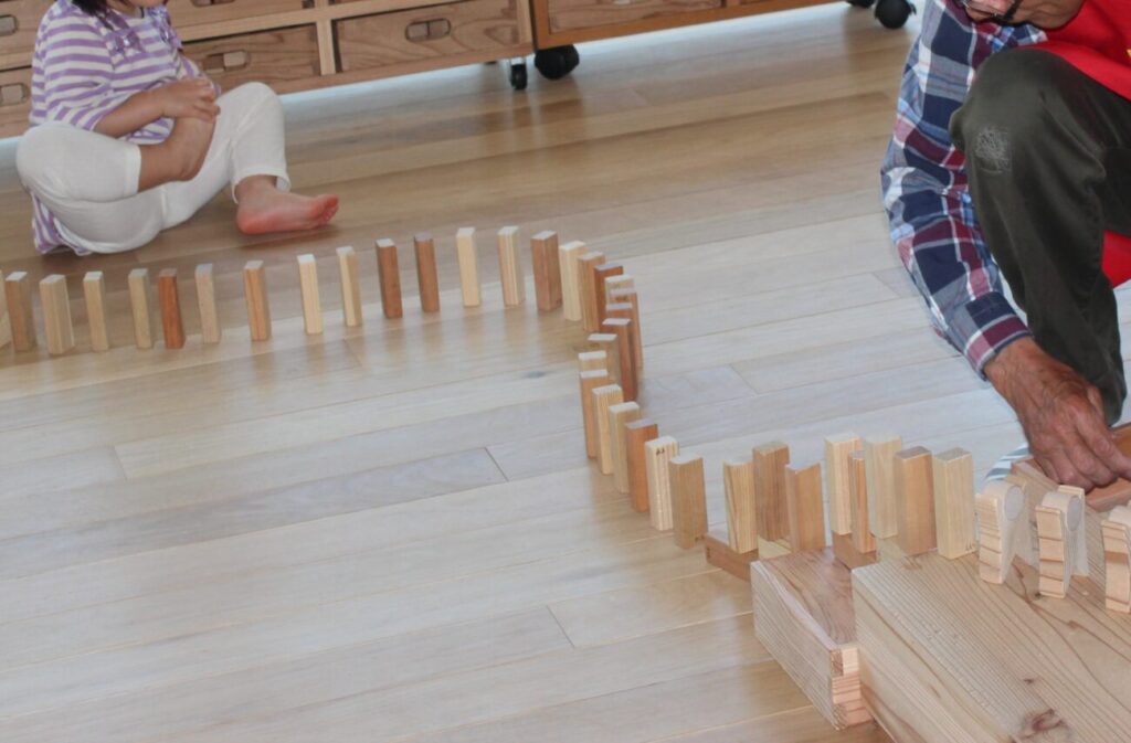 長門おもちゃ美術館でドミノ倒しをする子供