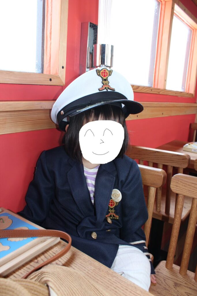 長門おもちゃ美術館のキッズクルーズ船の中で座る女の子