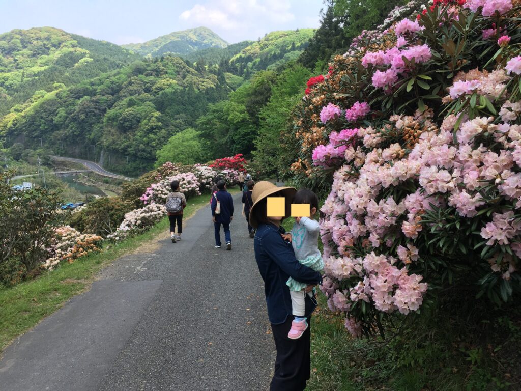 長門市の俵山しゃくなげ園で写真をとるこどもとお母さん