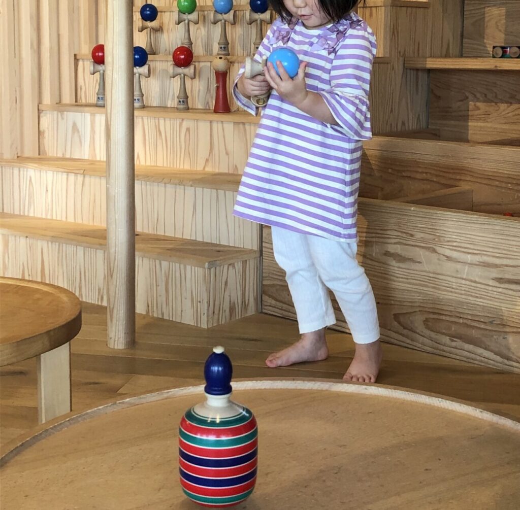 長門おもちゃ美術館でけんだまをする子供