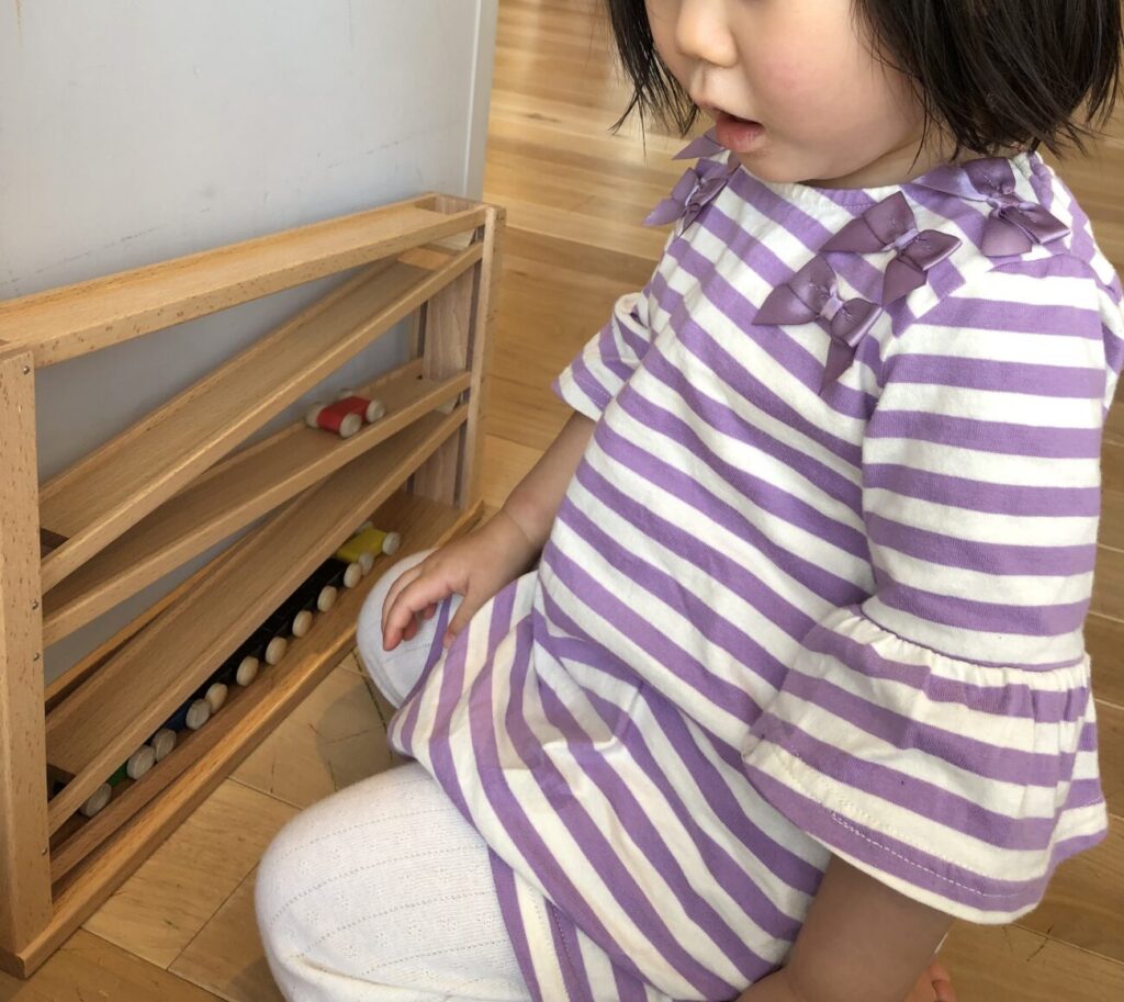 長門おもちゃ美術館で遊ぶ子供