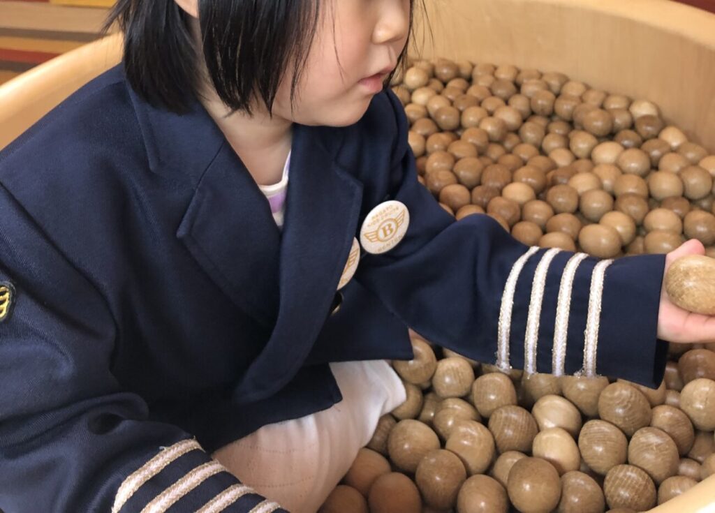 長門おもちゃ美術館のキッズクルーズ船の木のたまごで遊ぶ子供