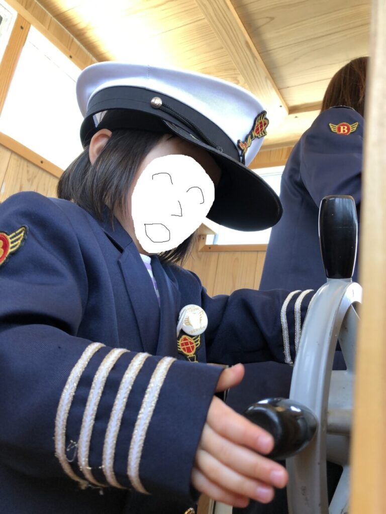 長門おもちゃ美術館のキッズクルーズ船でおもちゃの舵を操縦するこども