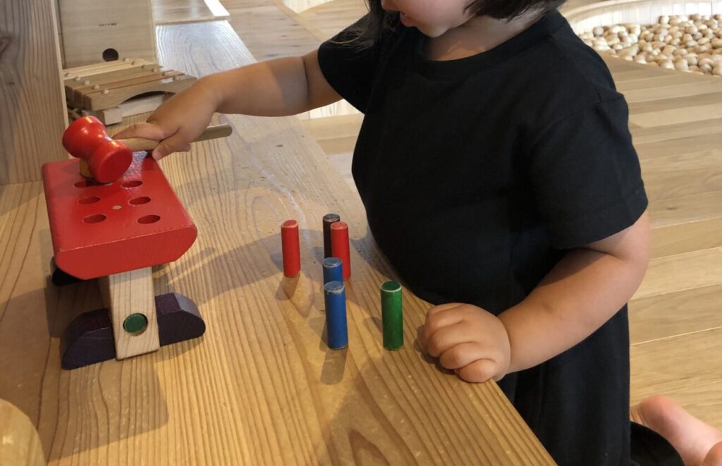 長門おもちゃ美術館で遊ぶ子供