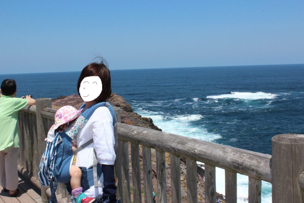 元乃隅神社の鳥居をくぐって龍宮の潮吹を見る親子