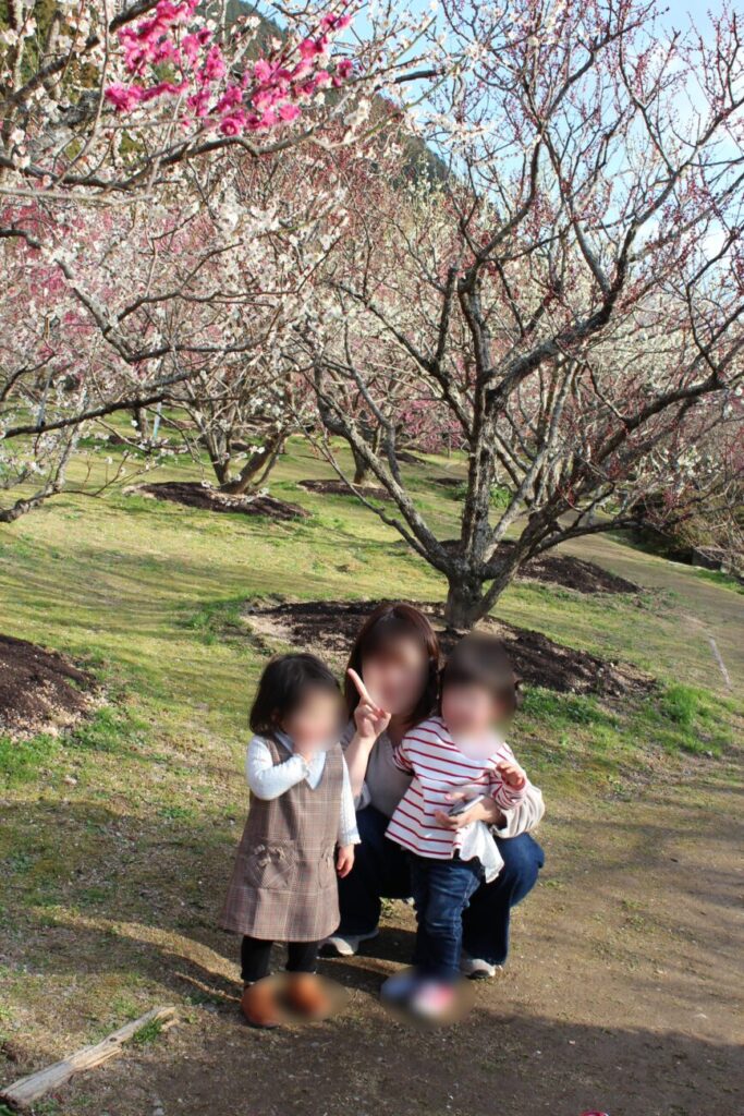 萩往還梅林園で写真を撮る親子