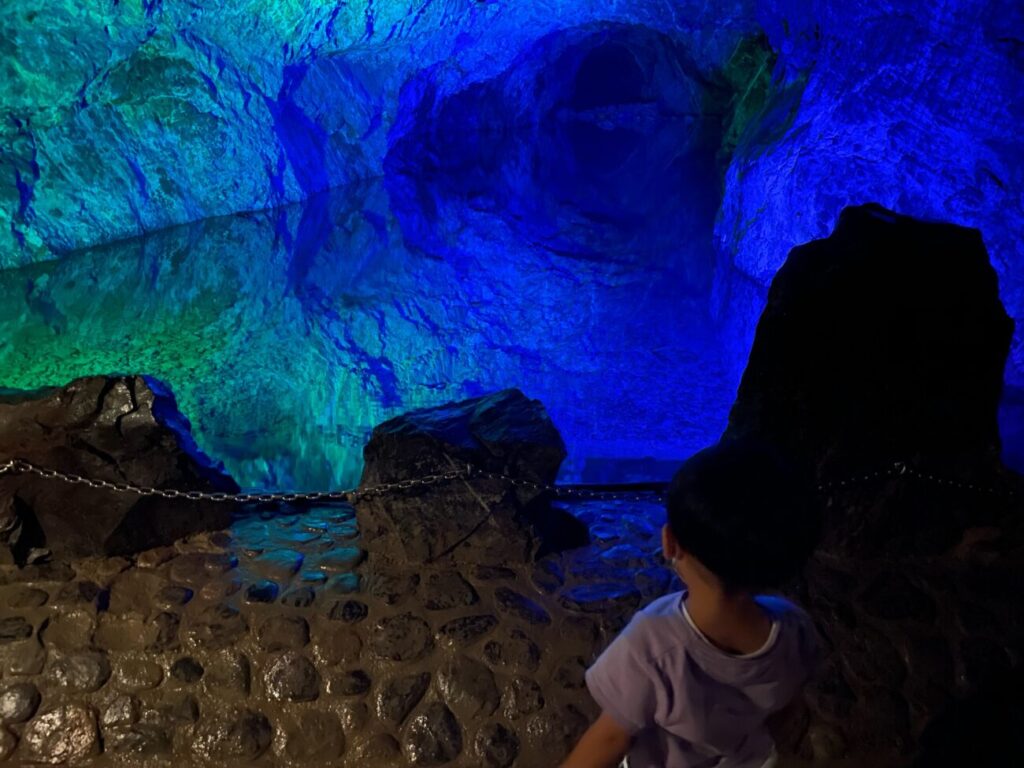 地底王国美川ムーバレーの青い池
