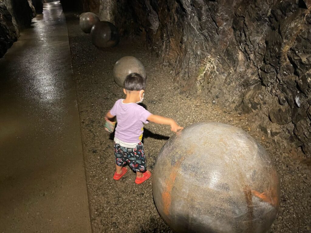 地底王国美川ムーバレーの丸い石