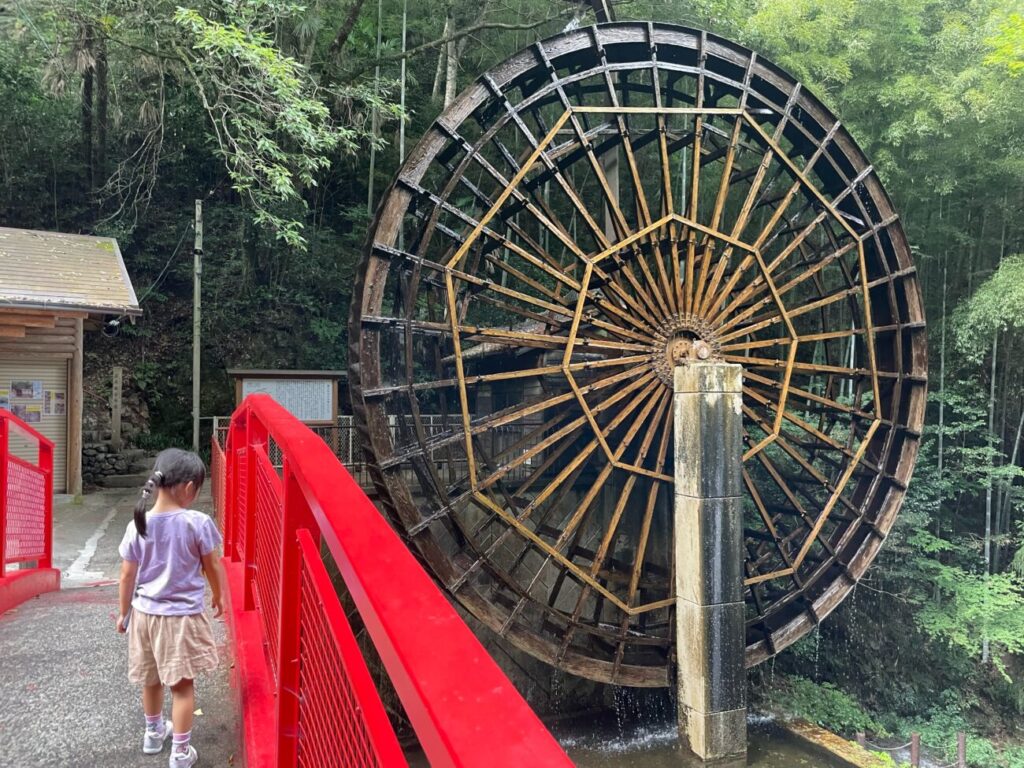 観音水車でかまるくんを見るこども