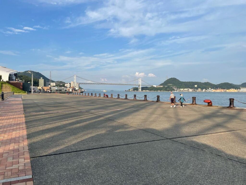 はい！からっと横丁横のから見える関門海峡