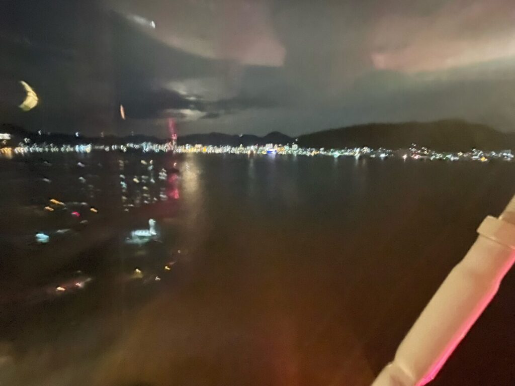 はい！からっと横丁の大観覧車から見る関門海峡と門司の夜景