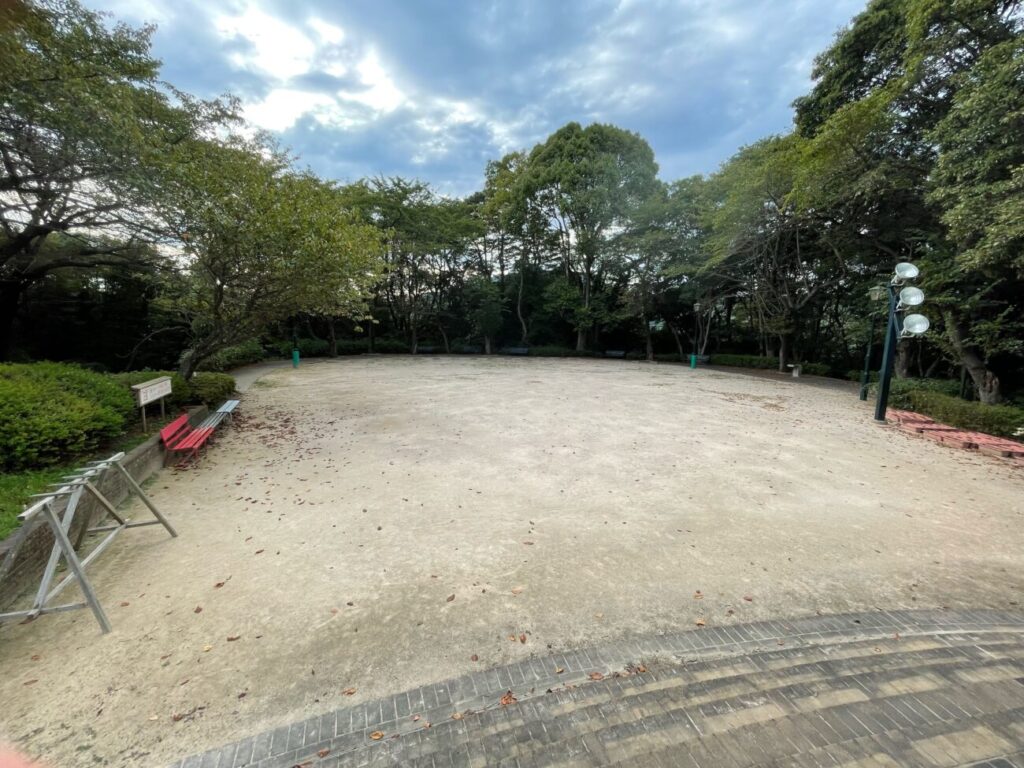 永源山公園の風車横の広場