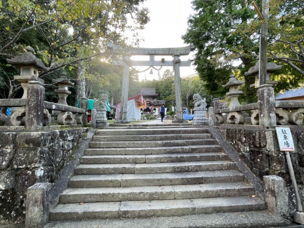 鰐鳴八幡宮の境内前
