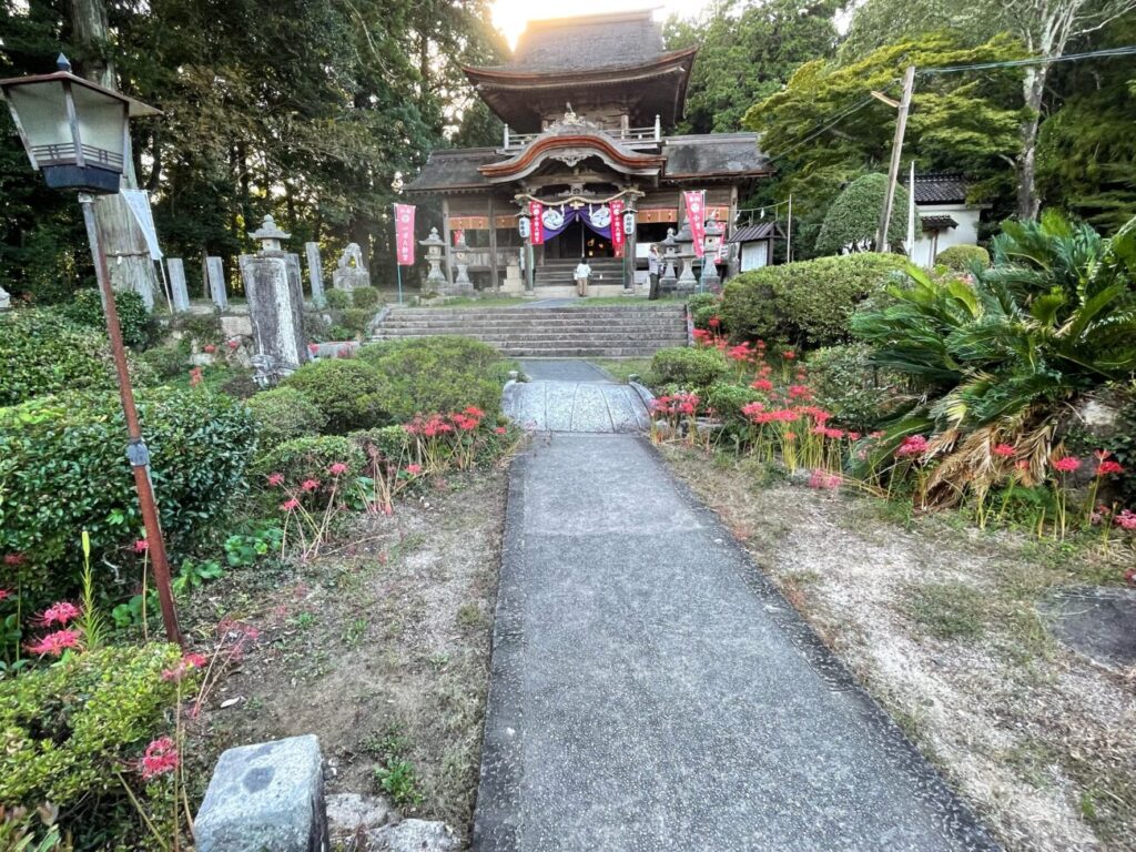 鰐鳴八幡宮の境内