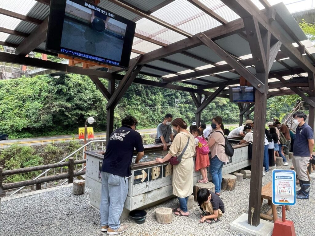 地底王国美川ムーバレーで砂金採りをする観光客
