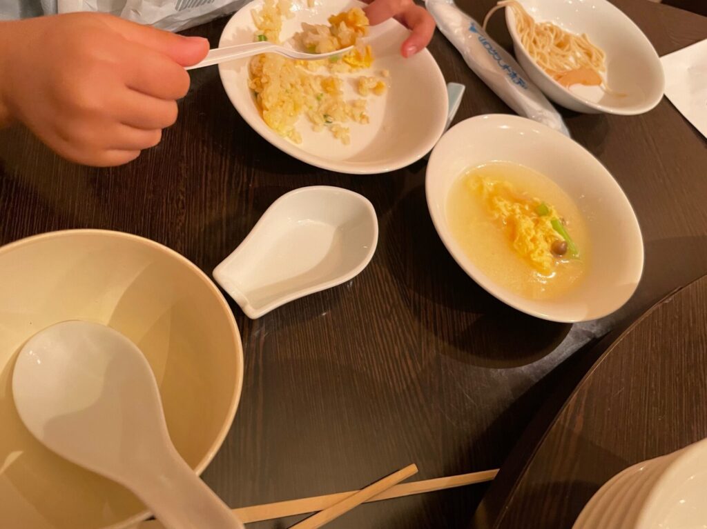 隨園（ずいえん）でチャーハンを食べるこども