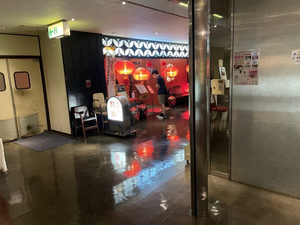 隨園（ずいえん）の店の前でメニューを見るお客さん