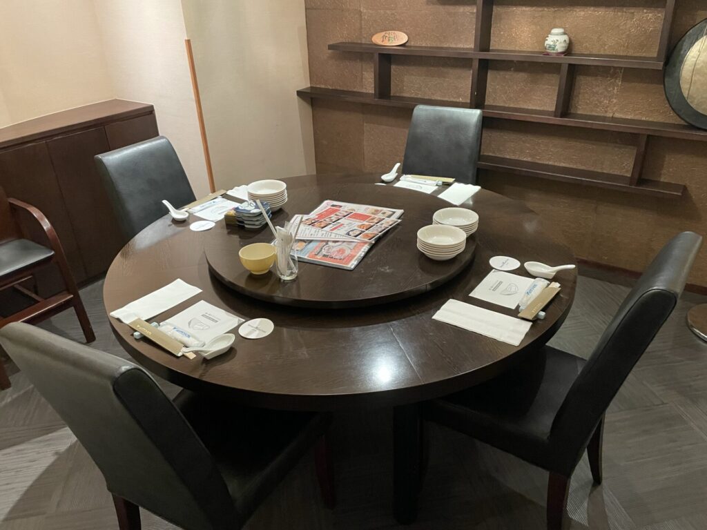 隨園（ずいえん）の中華風のテーブル