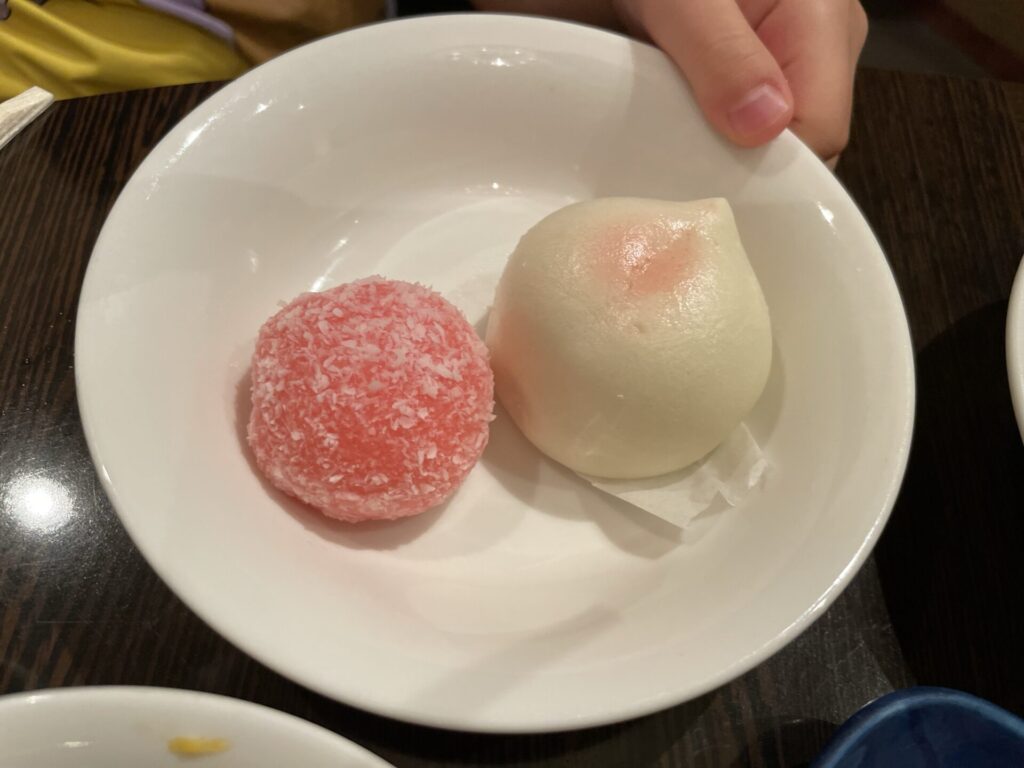 隨園（ずいえん）の桃万十とココナッツ団子