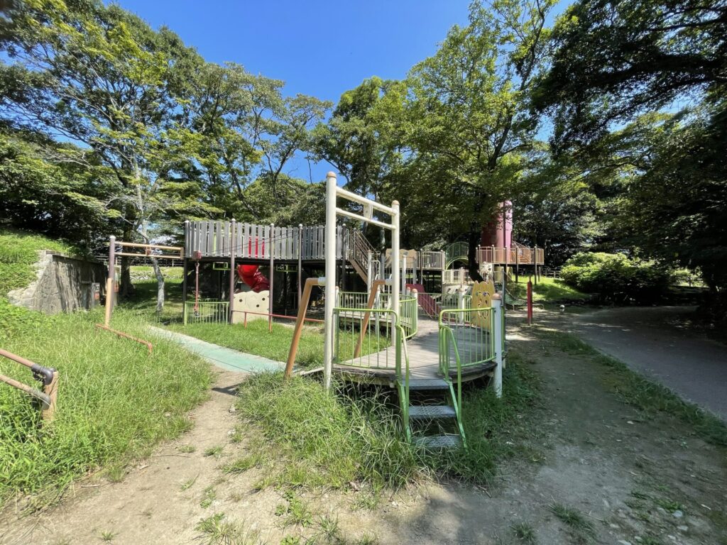 火の山公園の山頂にある公園と遊具