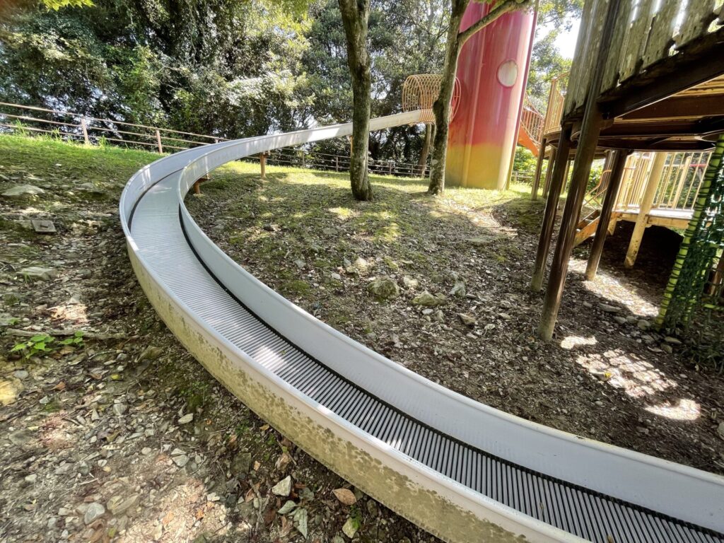 火の山公園の山頂の長いすべり台