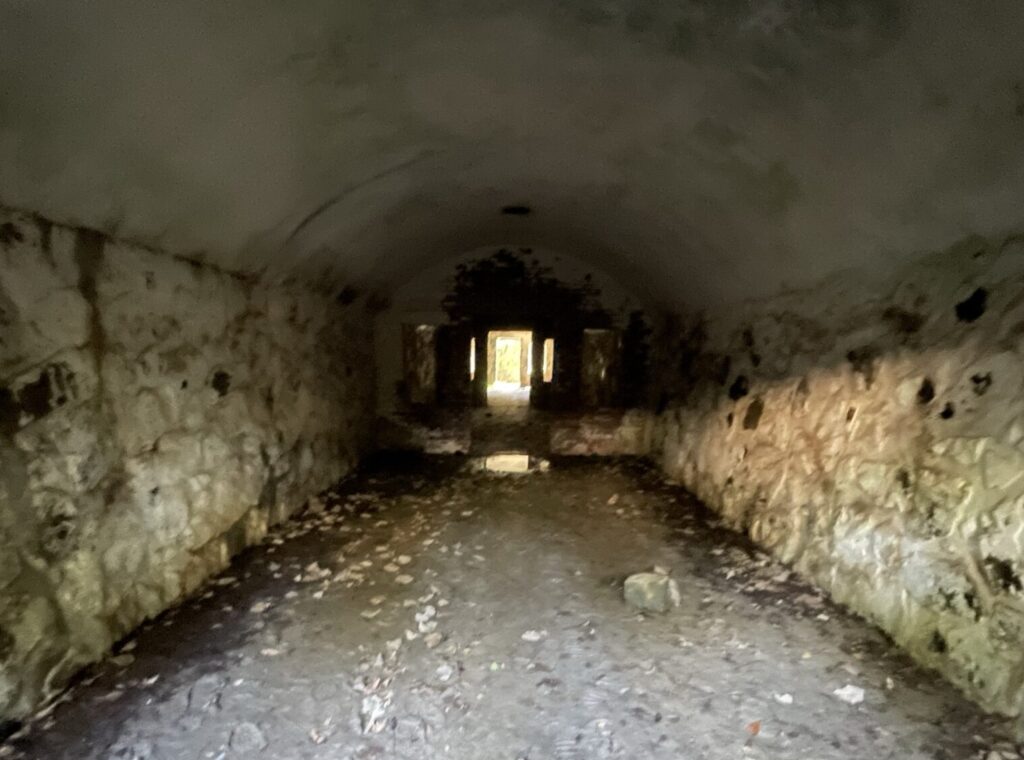 火の山公園の山頂にある火の山砲台の跡