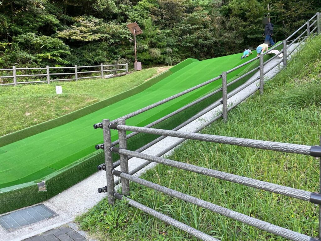 長門市総合公園の人工芝ゲレンデ