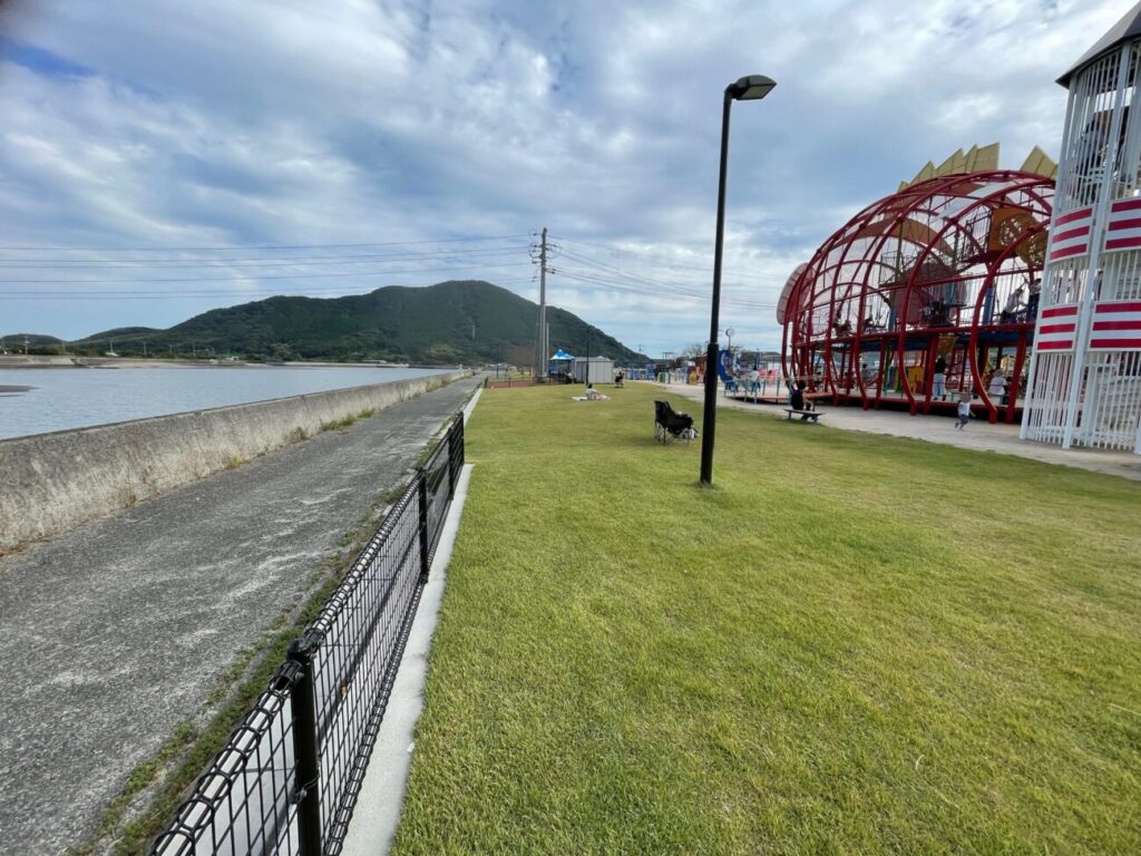 メバル公園の横の海